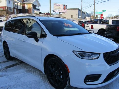 New 2026 Chrysler Pacifica Select image 6