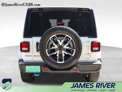 Used 2024 Jeep Wrangler Unlimited w/ Convenience Group AWD/4WD image 4