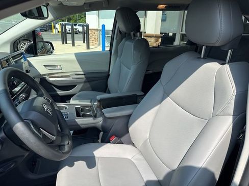 Used 2023 Toyota Sienna XLE image 11