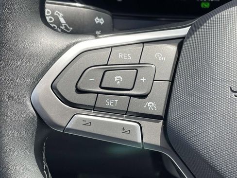 Used 2023 Volkswagen Taos SE w/ Panoramic Sunroof Package FWD image 10