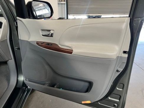 Used 2011 Toyota Sienna XLE FWD image 12
