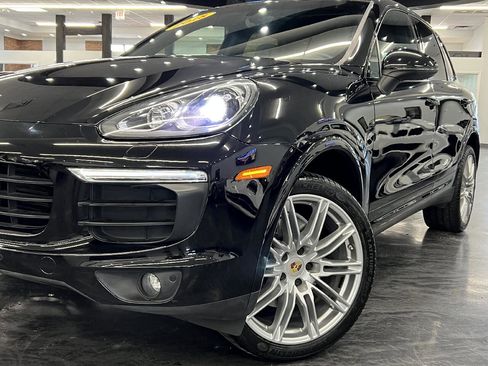 Used 2018 Porsche Cayenne Platinum Edition image 2