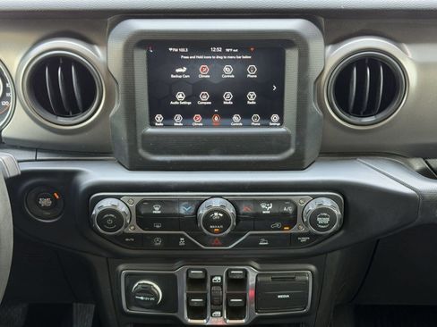 Used 2023 Jeep Gladiator Sport AWD/4WD image 21