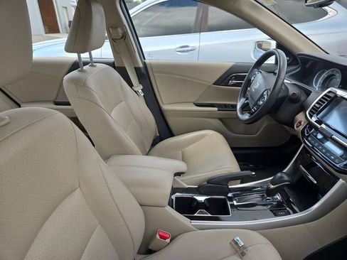 Used 2016 Honda Accord Touring image 12