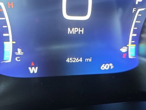 Used 2024 Chrysler Pacifica Touring-L image 18