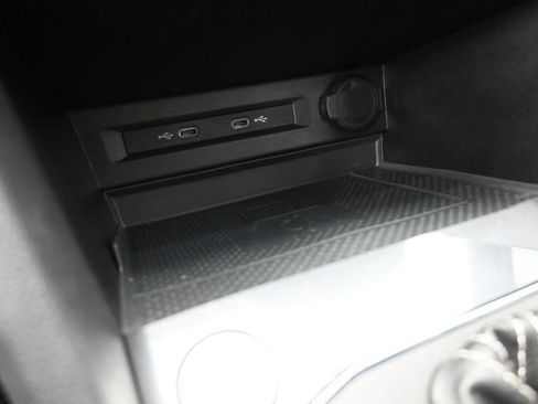 Used 2021 Volkswagen Tiguan SE FWD image 9