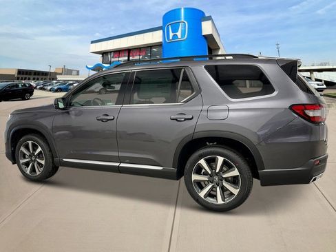 New 2025 Honda Pilot Touring image 2