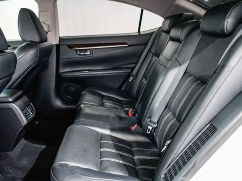 Used 2017 Lexus ES 300h w/ Luxury Package image 18