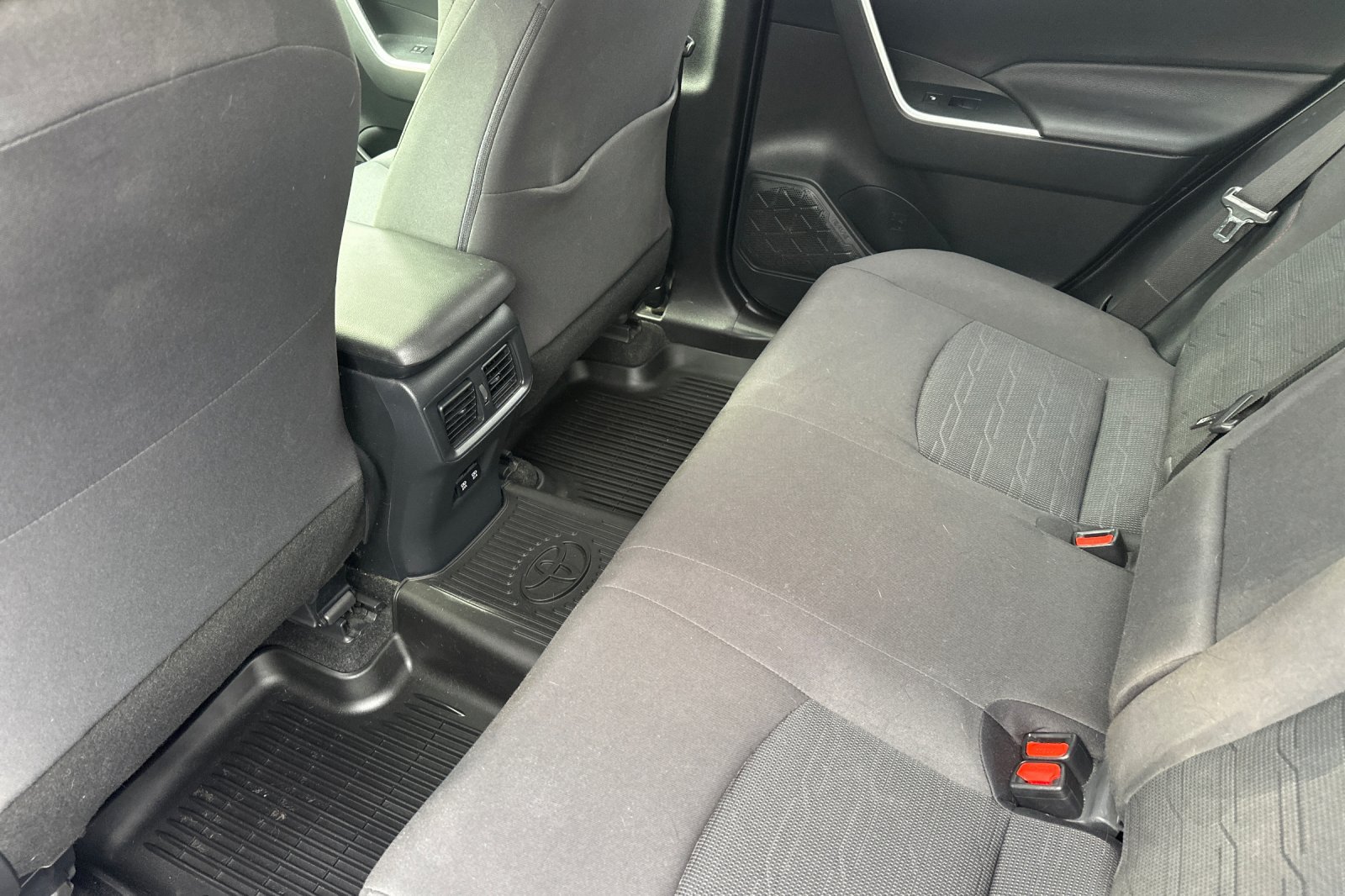 Used 2021 Toyota RAV4 SE w/ Weather & Moonroof Package AWD/4WD image 15