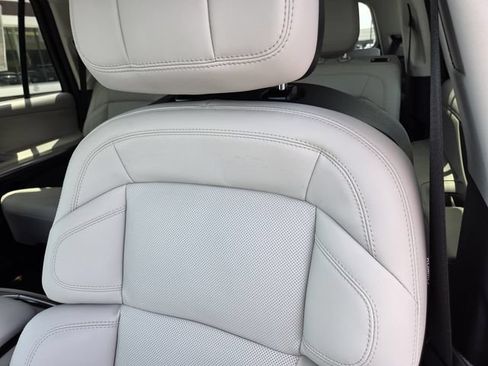 New 2026 Lincoln Navigator Premiere AWD/4WD image 12