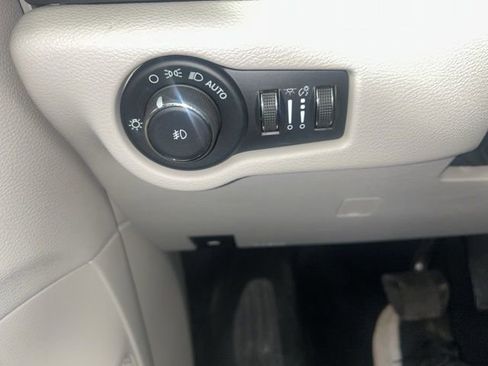Used 2024 Chrysler Pacifica Touring-L FWD image 13