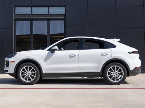 Certified 2025 Porsche Cayenne Coupe image 2