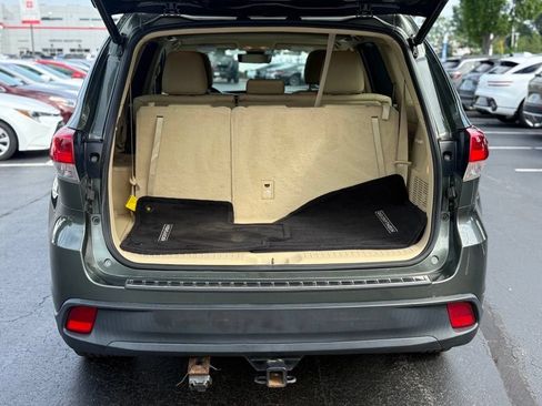 Used 2019 Toyota Highlander XLE w/ Carpet Mat Package (TMS) AWD/4WD image 18