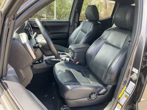 Used 2018 Toyota Tacoma Limited image 13