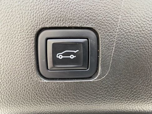 Used 2023 Chevrolet Traverse LT image 43