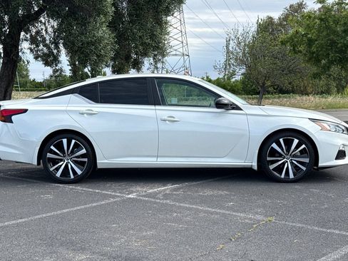 Used 2020 Nissan Altima 2.5 SR w/ Premium Package FWD image 3