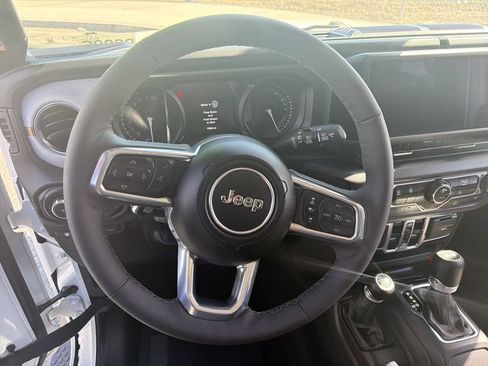Used 2025 Jeep Wrangler Unlimited Sahara AWD/4WD image 11