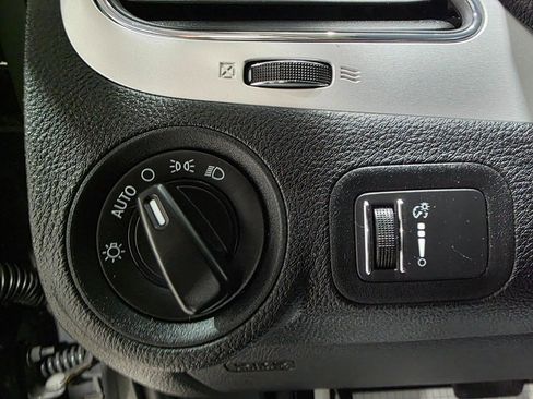 Used 2019 Dodge Journey SE image 32