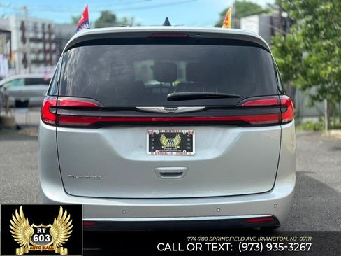 Used 2024 Chrysler Pacifica Touring-L FWD image 5