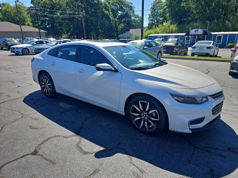 Used 2017 Chevrolet Malibu LT w/ Leather Package FWD image 3