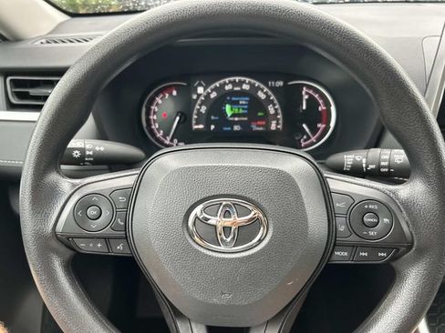 Used 2025 Toyota RAV4 XLE FWD image 24