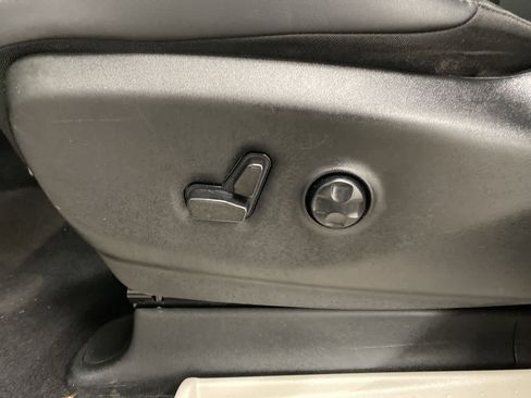 Used 2024 Chrysler Pacifica Touring-L image 14