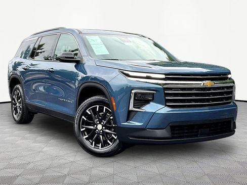 Used 2025 Chevrolet Traverse LT w/ Sun and Wheel Package AWD/4WD image 3