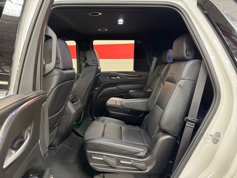 Used 2024 Cadillac Escalade Luxury AWD/4WD image 17