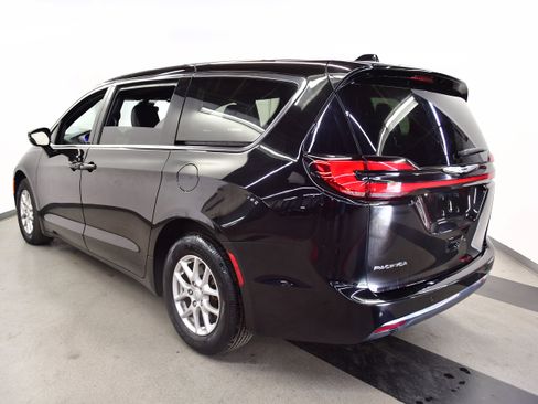 Used 2025 Chrysler Pacifica Select FWD image 5