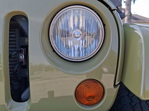 Used 2013 Jeep Wrangler Unlimited Rubicon w/ Max Tow Pkg image 9