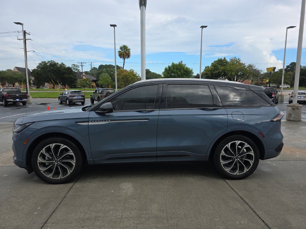 Used 2025 Lincoln Nautilus Reserve AWD/4WD image 4