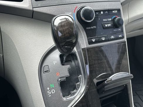 Used 2013 Toyota Venza LE w/ LE Convenience Pkg image 18