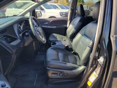 Used 2020 Toyota Sienna SE w/ Carpet Mat Package FWD image 10