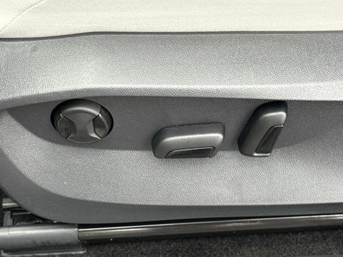 Used 2023 Volkswagen Tiguan SE image 15