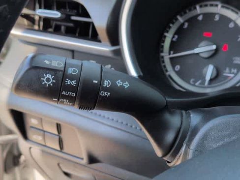 Used 2022 Toyota Highlander XLE AWD/4WD image 27