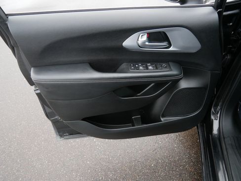 Used 2023 Chrysler Pacifica Touring image 20