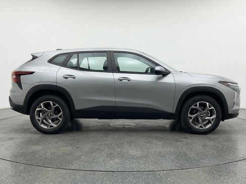 Used 2025 Chevrolet Trax LT w/ LT Convenience Package image 11