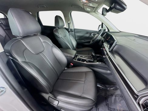 Certified 2025 Kia Sorento S image 28