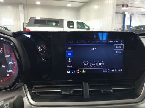Used 2025 Chevrolet Trax RS FWD image 13