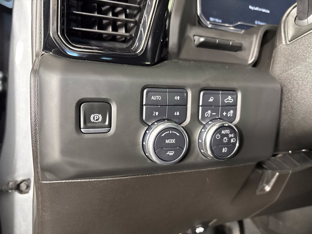 Used 2025 GMC Sierra 3500 AT4 w/ AT4 Premium Plus Package AWD/4WD image 8