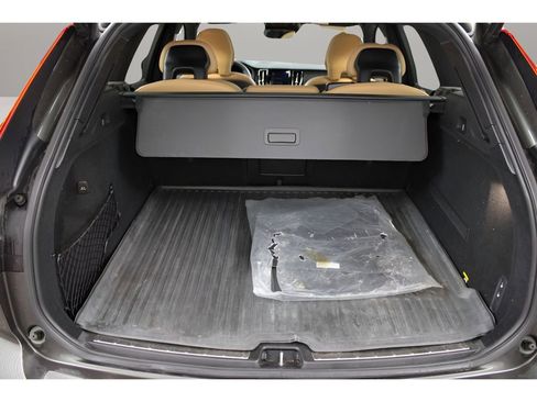 Used 2019 Volvo XC60 T5 Momentum w/ Multimedia Package image 32