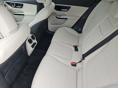 Used 2025 Mercedes-Benz GLC 300 4MATIC image 26