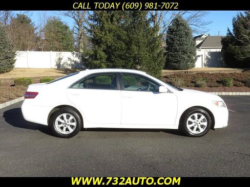 Used 2011 Toyota Camry LE image 4