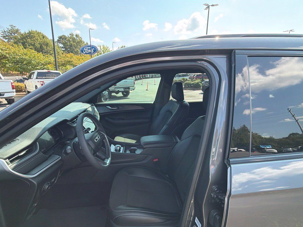 Used 2025 Jeep Grand Cherokee L Altitude AWD/4WD image 14