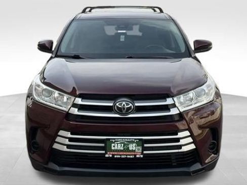 Used 2019 Toyota Highlander LE AWD/4WD image 2