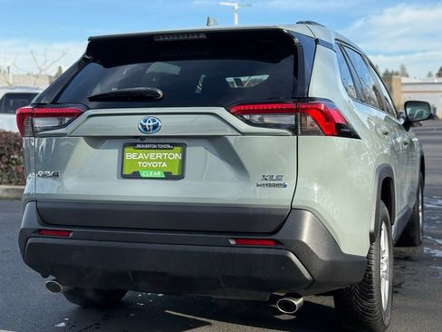 Used 2021 Toyota RAV4 XLE image 5