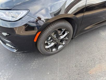 New 2026 Chrysler Pacifica Select w/ S Appearance Package