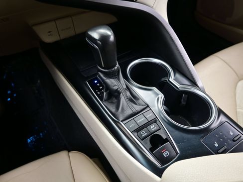 Used 2018 Toyota Camry XLE w/ Four Season Floor Mat Package FWD image 21