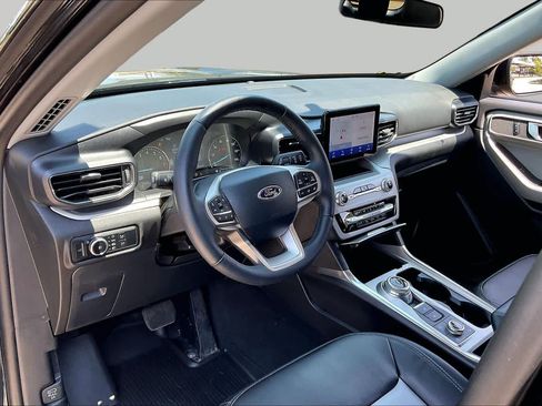 Used 2024 Ford Explorer XLT w/ Equipment Group 202A AWD/4WD image 17