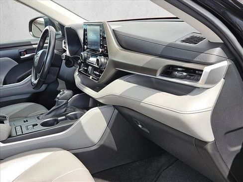 Used 2022 Toyota Highlander XLE FWD image 19